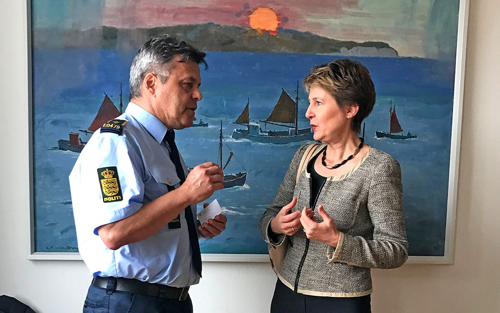 Bundesrätin Simonetta Sommaruga unterhält sich mit einem dänischen Polizeibeamten