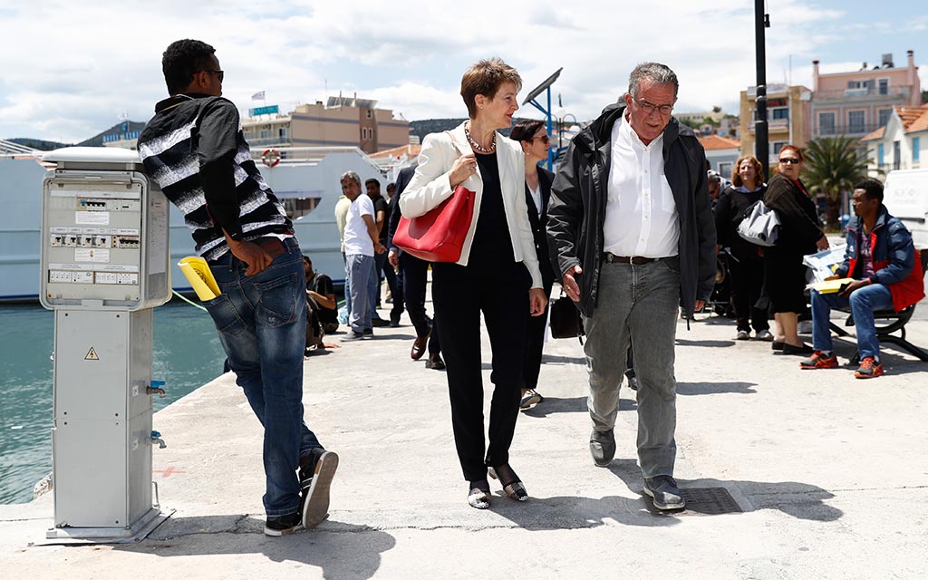 Auf einem Rundgang im Hafen von Mytilene auf Lesbos bespricht sich Bundesrätin Simonetta Sommaruga mit dem griechischen Minister für Migration, Ioannis Mouzalas