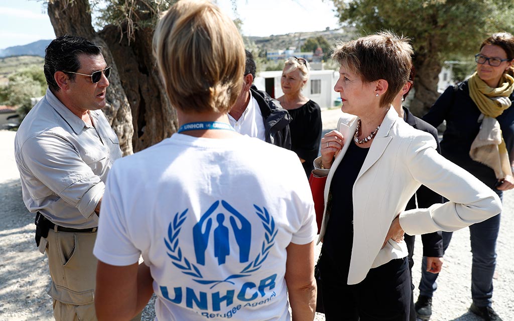 Im Flüchtlingslager Kara Tepe spricht Bundesrätin Simonetta Sommaruga mit dem Leiter des Lagers, Stavros Myrogiannis und einer Mitarbeiterin des UNHCR