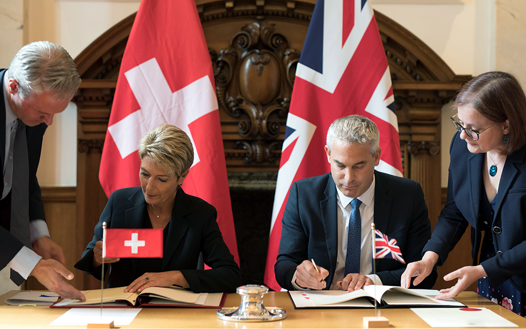 La conseillère fédérale Karin Keller-Sutter et le secrétaire d'État à la sortie de l'UE Stephen Barclay signent un accord