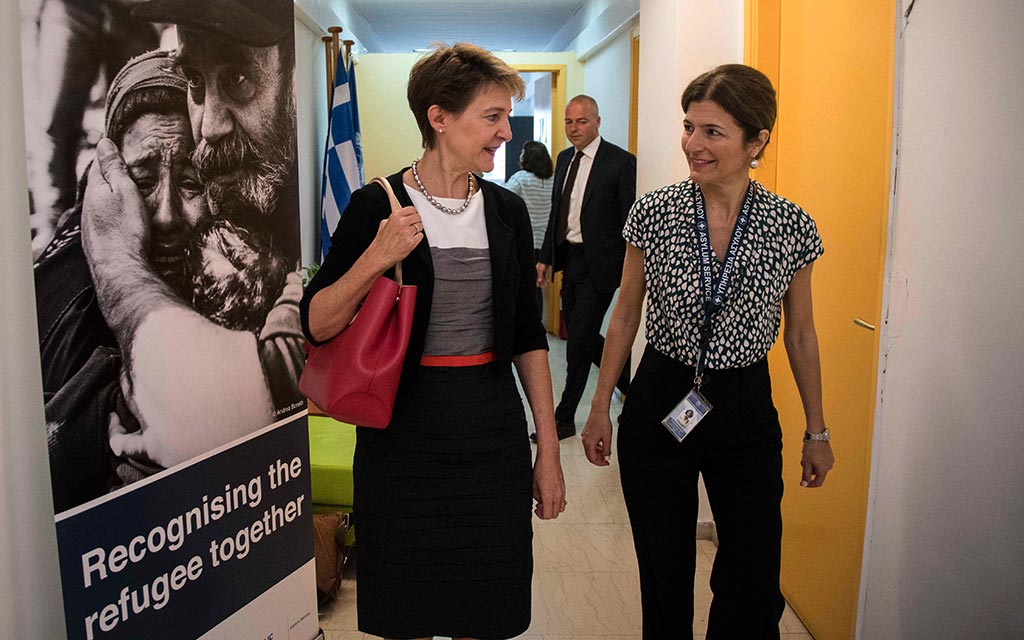 La consigliera federale Simonetta Sommaruga con la direttrice dell’autorità greca in materia d’asilo Maria Stavropoulou. A sinistra un manifesto con una foto di rifugiati e la scritta 