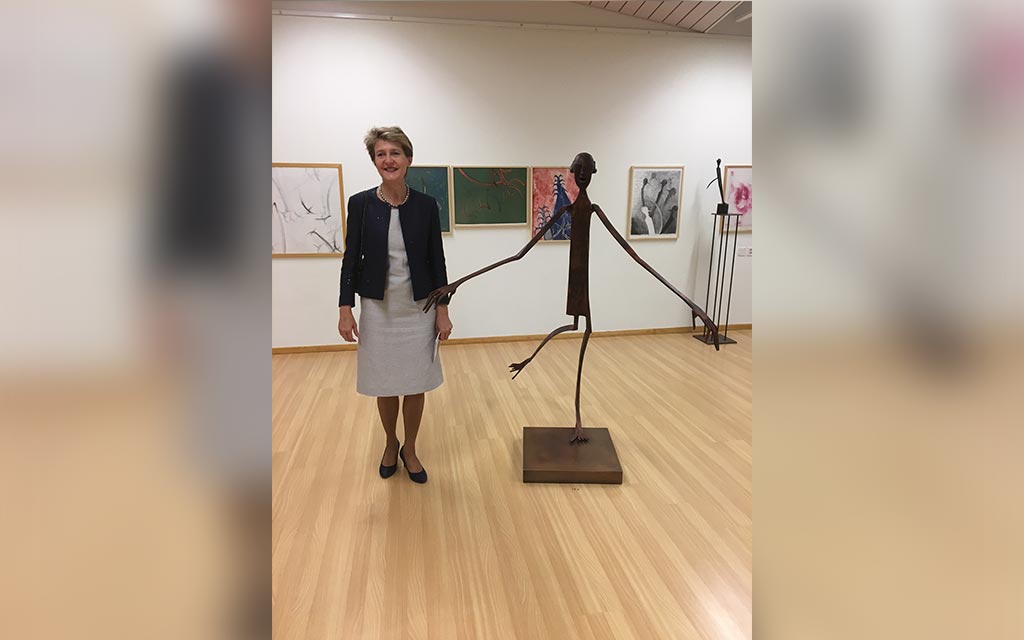 La consigliera federale Simonetta Sommaruga accanto a una scultura di Alberto Giacometti
