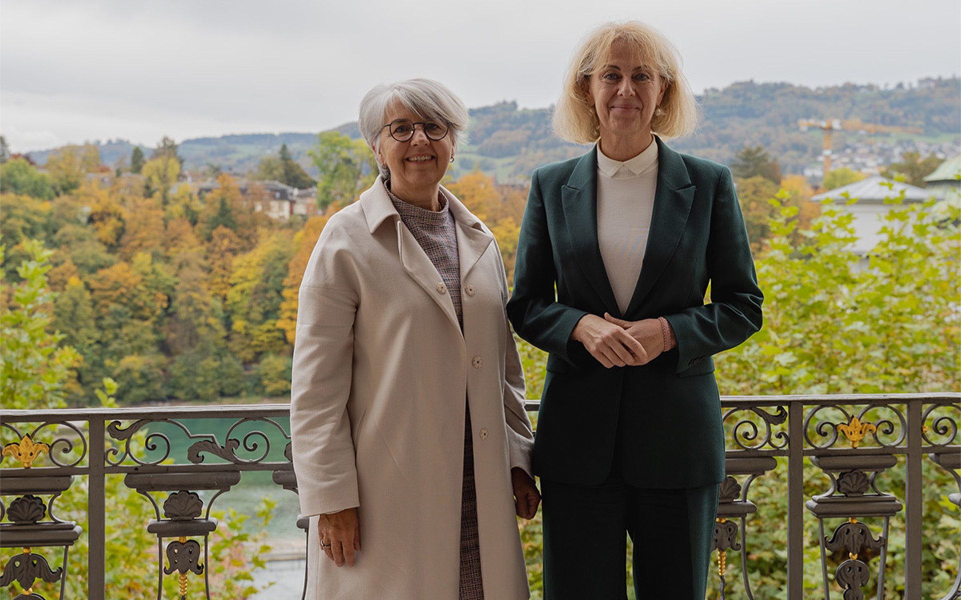 La conseillère fédérale Elisabeth Baume-Schneider et de la ministre liechtensteinoise de l’infrastructure et de la justice Graziella Marok-Wachter sur le balcon de la maison Von Wattenwyl