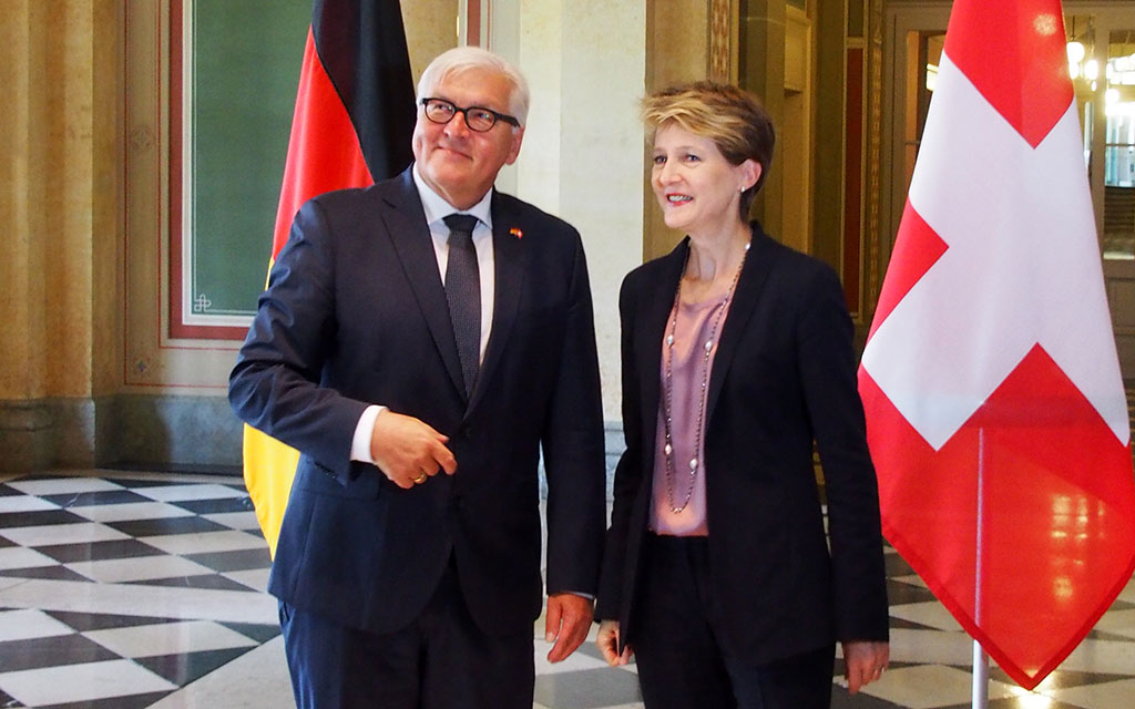 La presidente della Confederazione Simonetta Sommaruga dà il benvenuto al ministro degli esteri tedesco Frank-Walter Steinmeier (foto: DFGP)