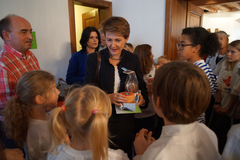 La consigliera federale Simonetta Sommaruga in visita al Parlamento dei bambini a Svitto (foto: Sandro Portmann)