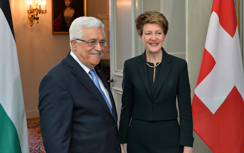 La presidente della Confederazione Simonetta Sommaruga con il presidente Mahmoud Abbas (Foto: Cancelleria federale)