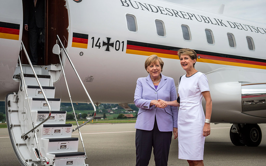 Aeroporto di Berna Belp: La presidente della Confederazione Simonetta Sommaruga accoglie la cancelliera federale tedesca Angela Merkel (Foto: CME)