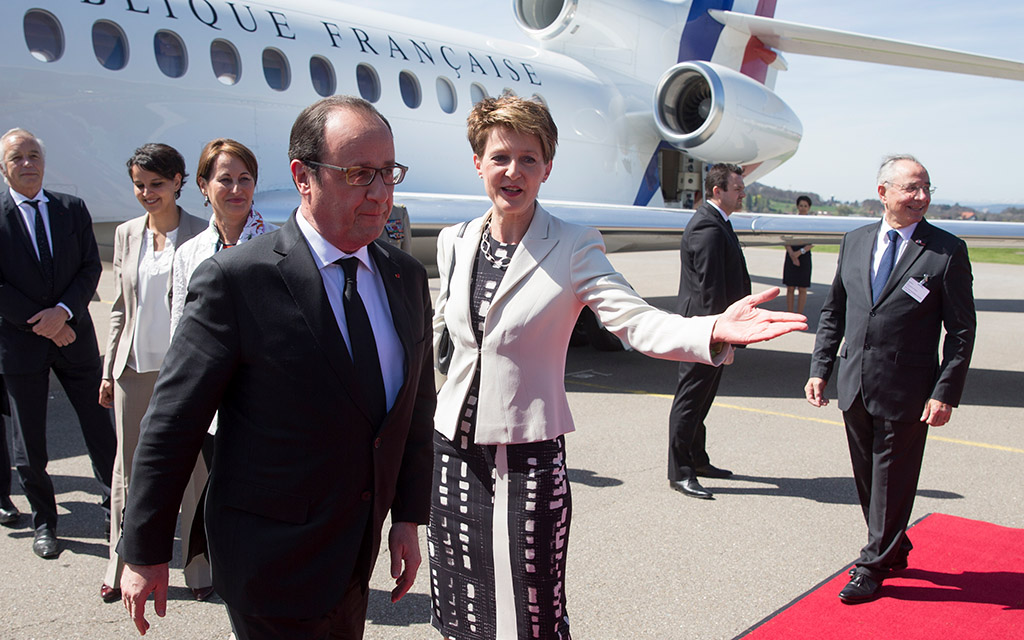 La presidente della Confederazione Simonetta Sommaruga dà il benvenuto al presidente François Hollande all’aeroporto di Berna-Belp