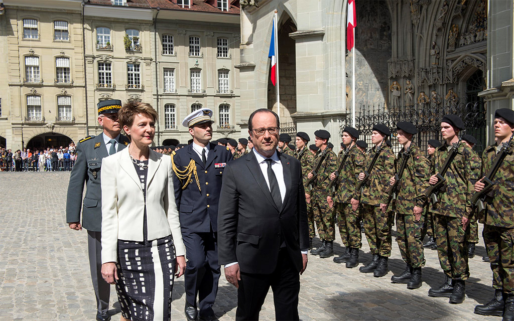 La presidente della Confederazione Simonetta Sommaruga e il presidente François Hollande passano in rassegna il picchetto d’onore sulla Münsterplatz (Foto: Hug)