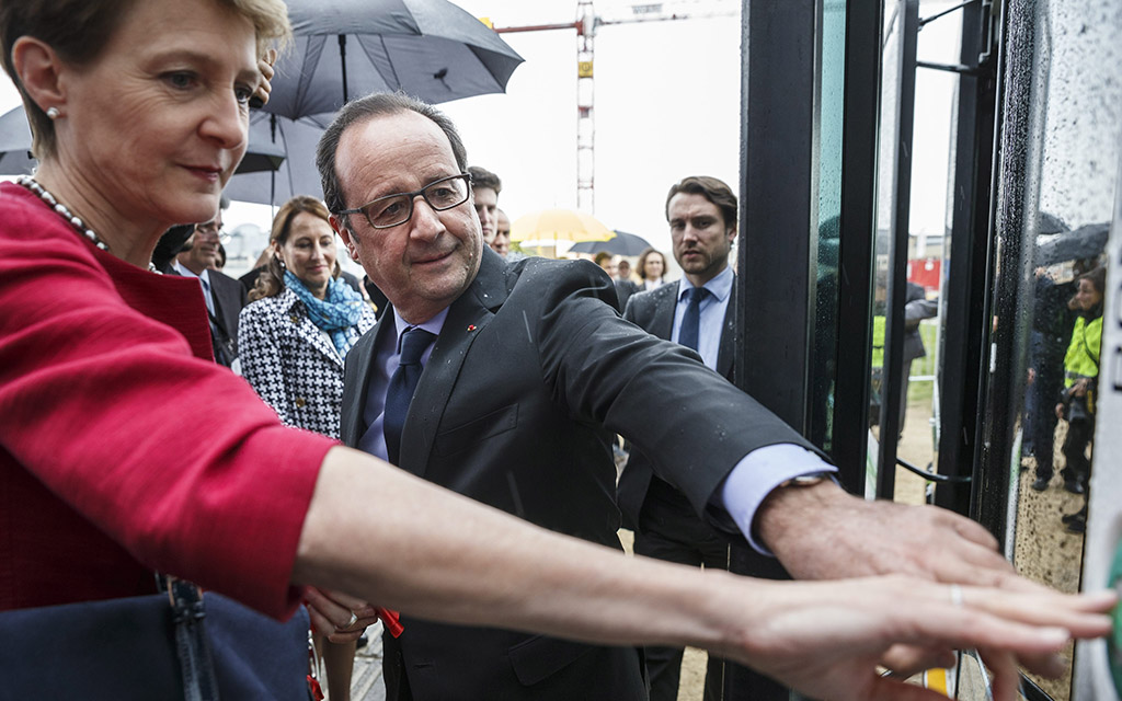 Politecnico federale di Losanna: la presidente della Confederazione Simonetta Sommaruga e il presidente François Hollande alle prese con un veicolo autosemovente (Foto: Keystone)