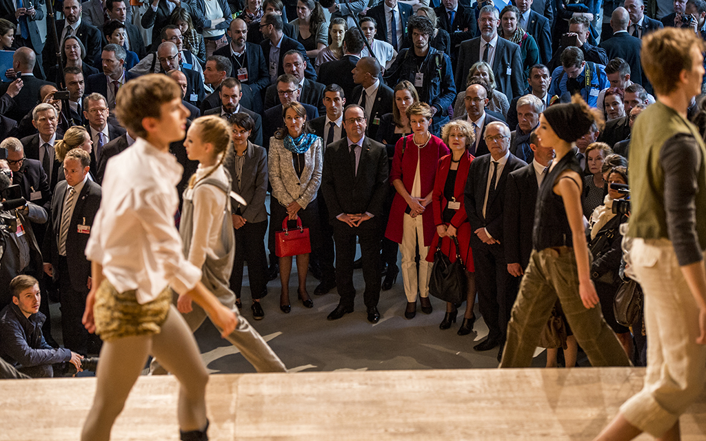 La consigliera federale Simonetta Sommaruga e il presidente François Hollande seguono un performance artistica alla Scuola superiore d’arte applicata di Zurigo (Foto: ZHdK)