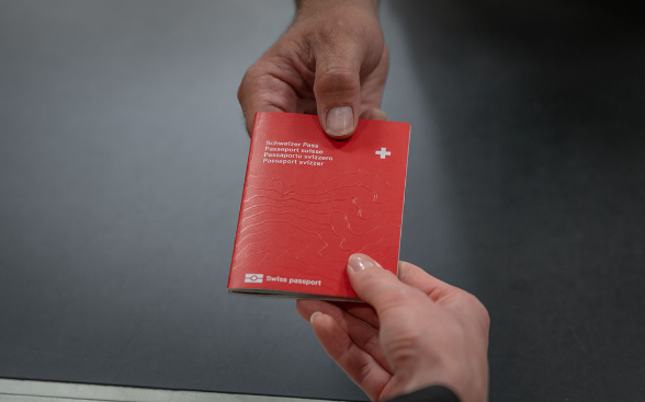 Order a Swiss passport and identity card by telephone or from the passport office