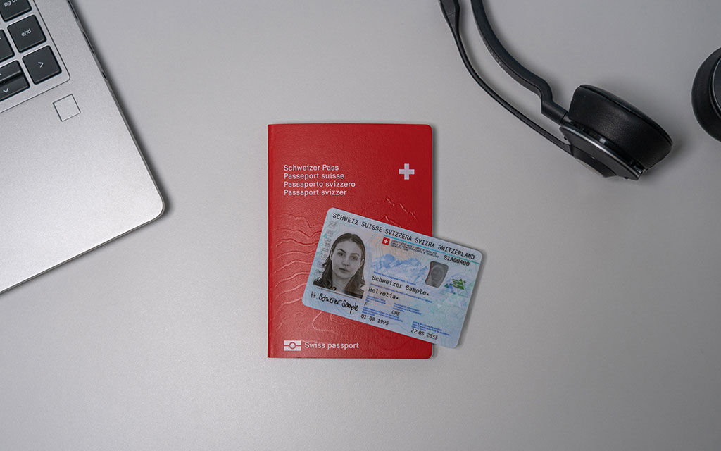 Un uomo tiene in mano il passaporto svizzero