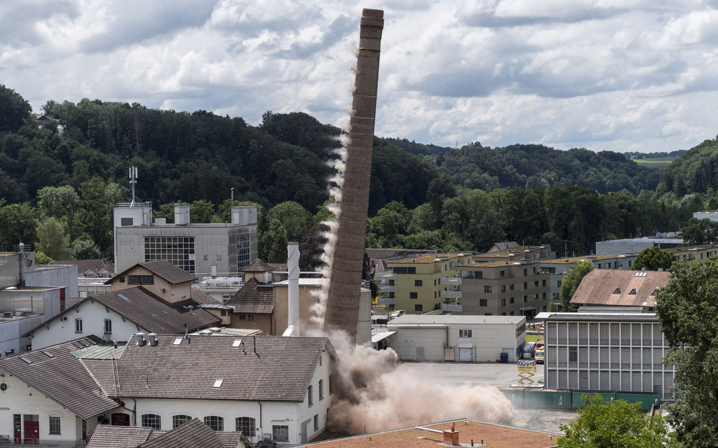 Neuenegg, 18 giugno 2020. La ciminiera vecchia 118 anni e alta 56 metri del sito di produzione della Wander viene fatta esplodere.